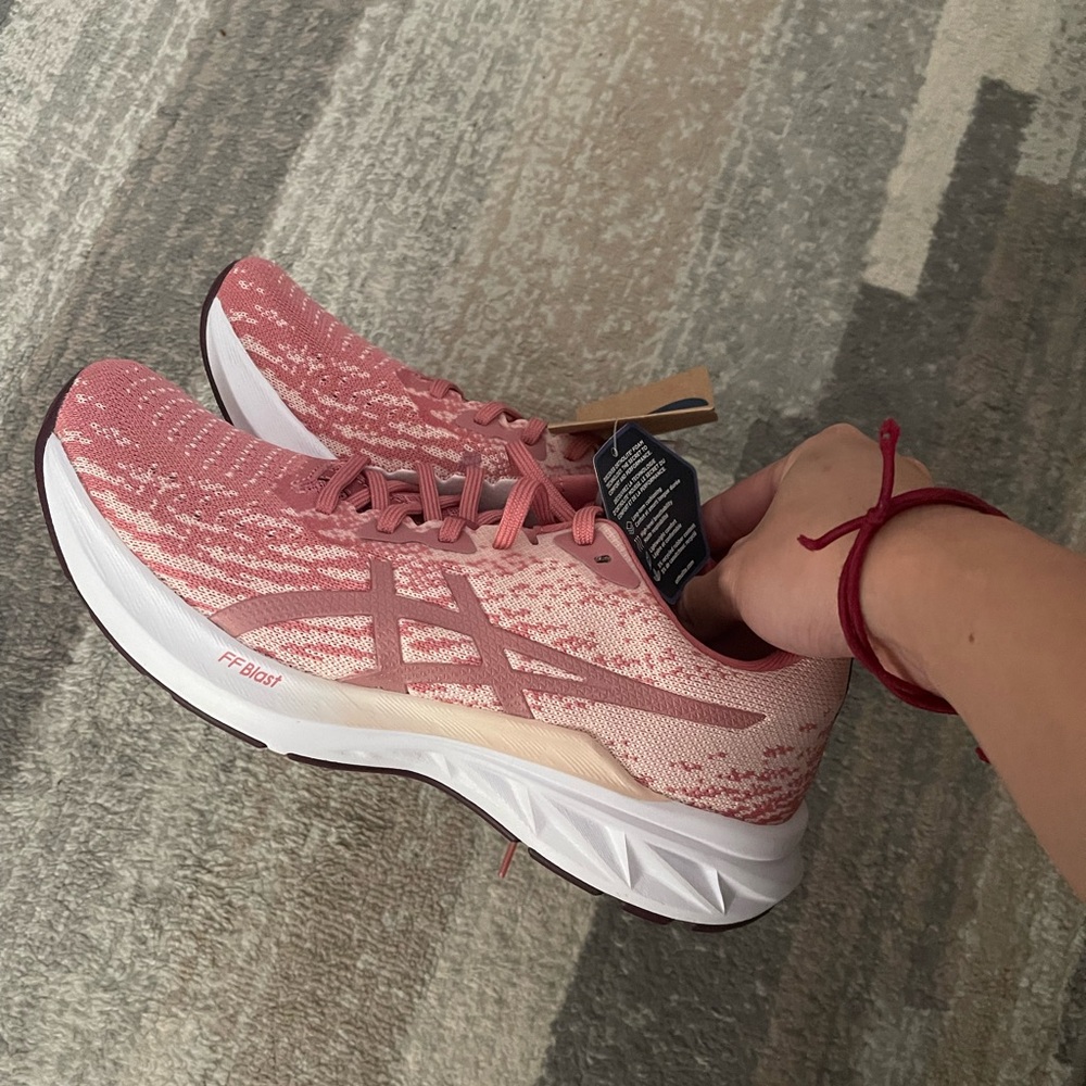 NWT ASICS WOMENS PINK SHOE SIZE 8.5